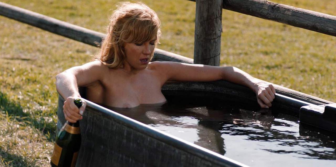 Has kelly reilly ever been nude
