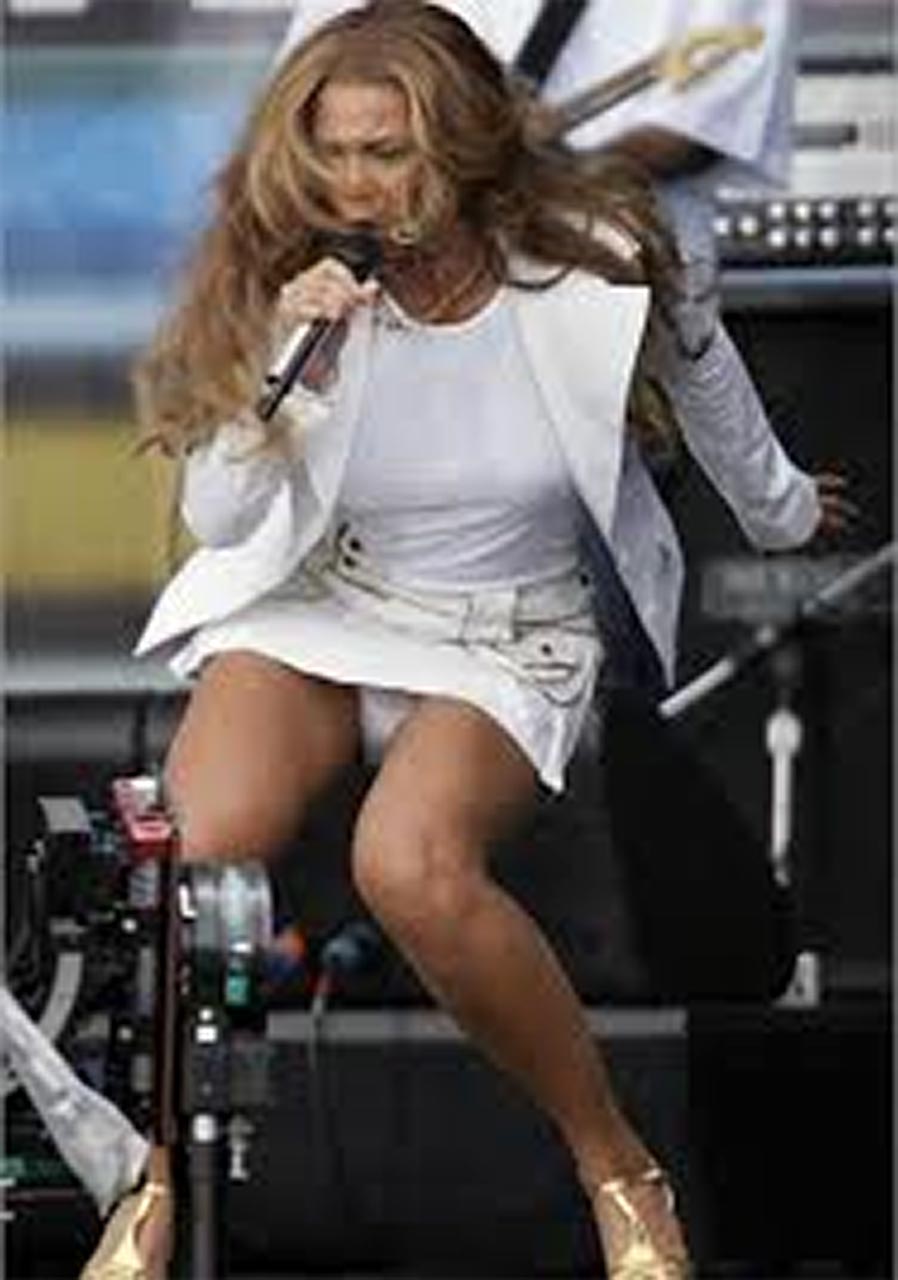 Beyonce Upskirt No Panties - Beyonce Pussy Slips - Oops She Did It Again ! - Scandal Planet