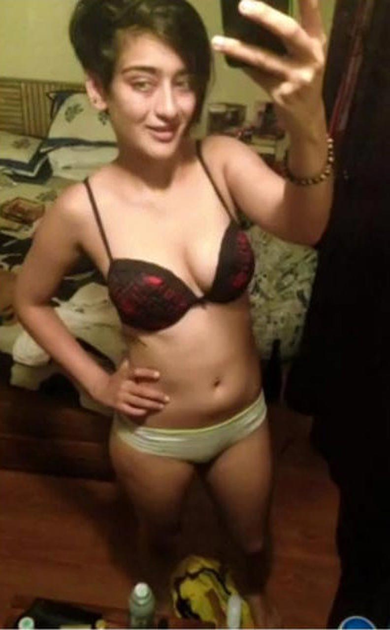 Akshara Haasan leaked photos.