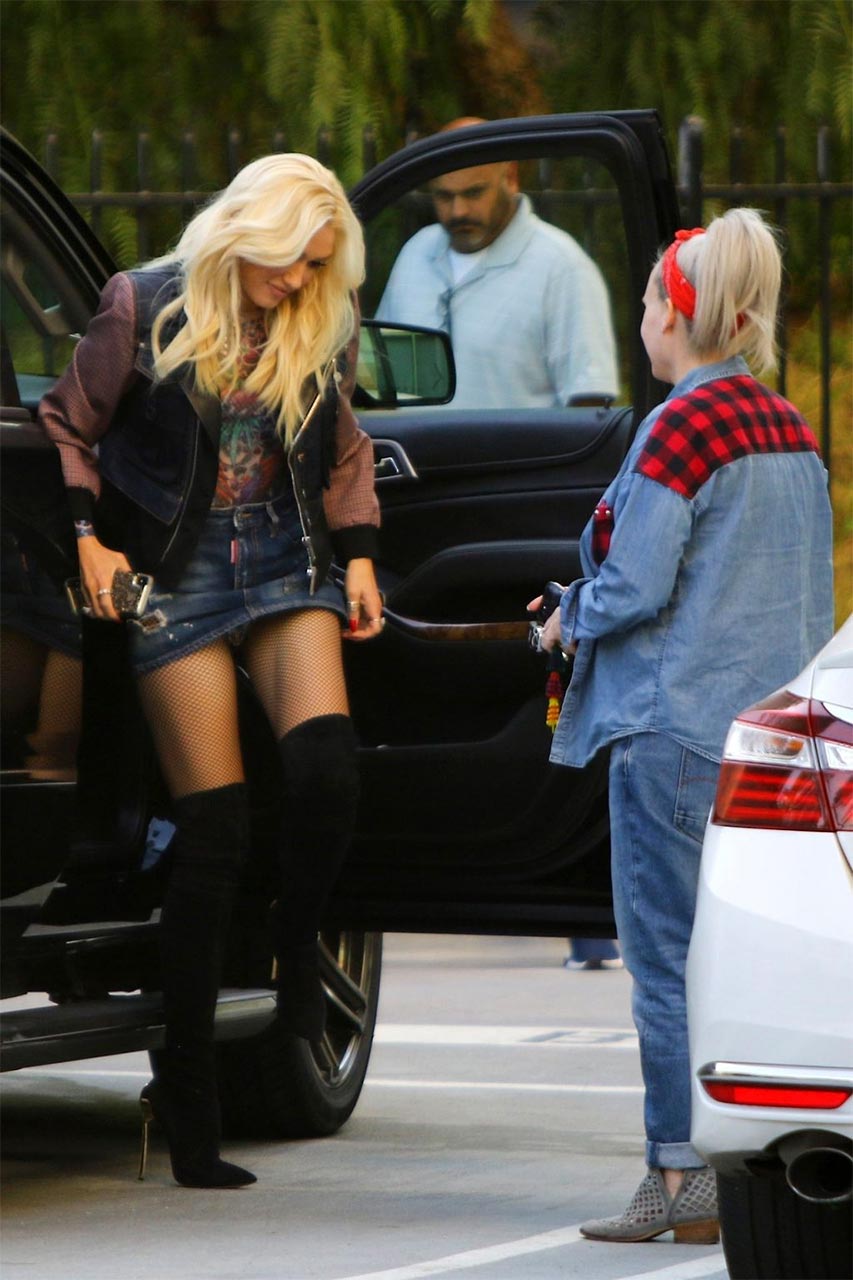 Gwen Stefani Upskirt Panties Flash In Burbank Scandal Planet 7769