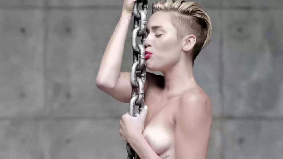 978px x 550px - Miley Cyrus Topless & Feet Collection - Scandal Planet