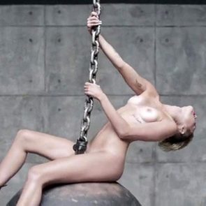 Miley Cyrus nude boobs