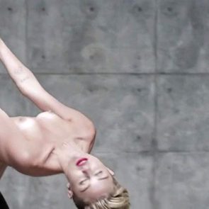 Miley Cyrus boobs in wrecking ball