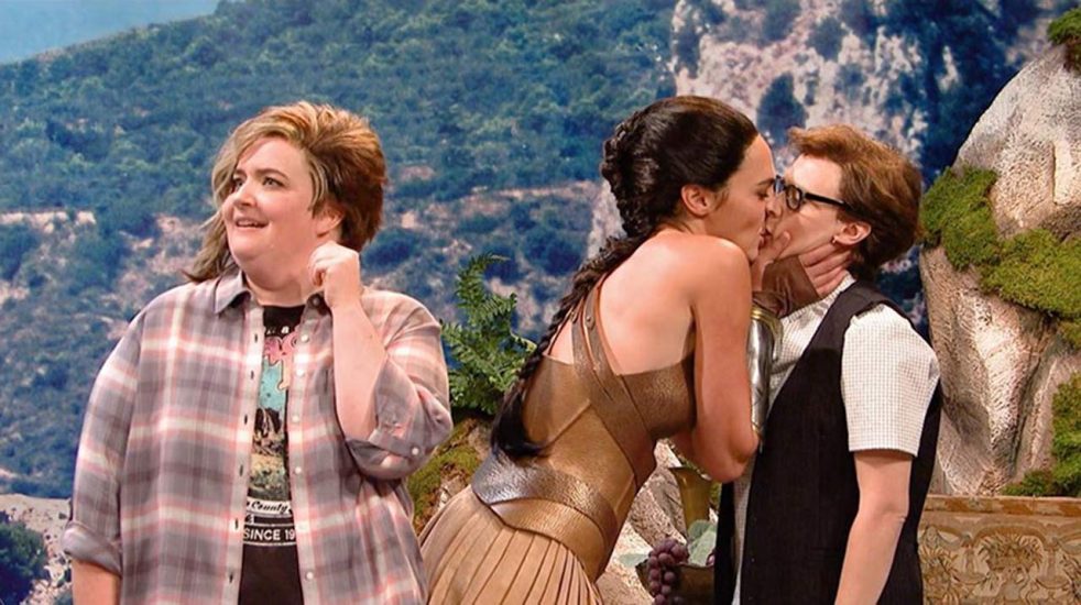 Gal Gadot Lesbian Kiss With Kate Mckinnon In Saturday Night Live Scandal Planet