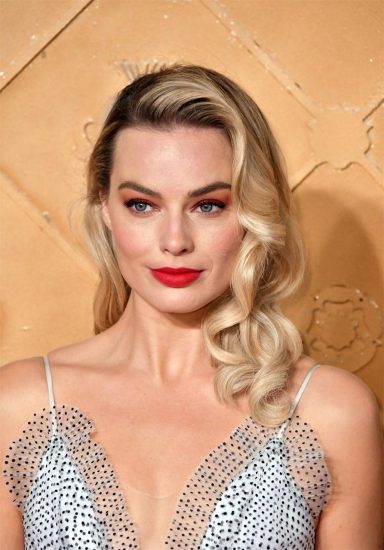 Margot Robbie Braless For Mary Queen Of Scots Premiere Scandal Planet