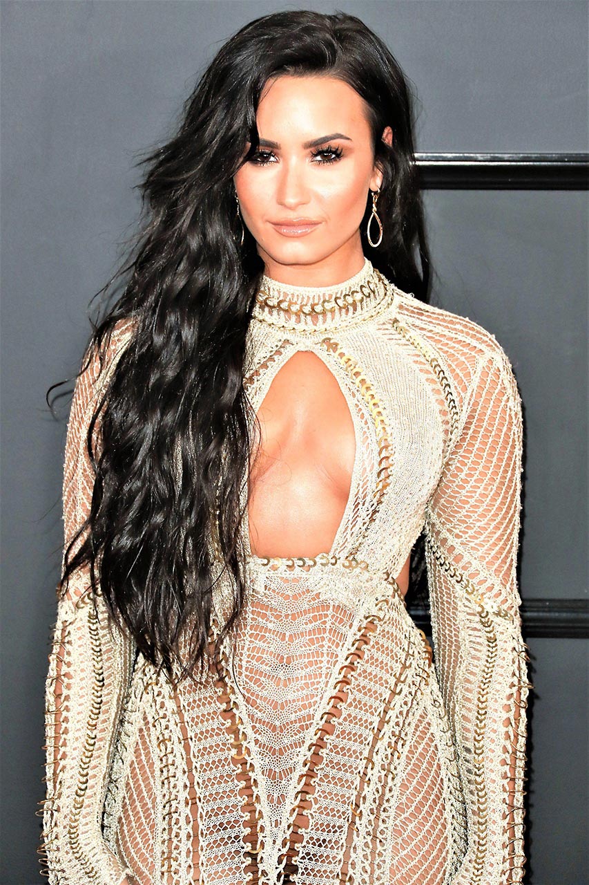 Demi Lovato Pussy Seen At The 59th Grammy Awards Scandal Planet