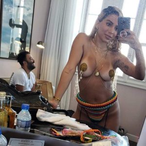 Estrutura Do Palco De Anitta Cai Cantora Se Assusta E Interrompe Show Hot Sex Picture