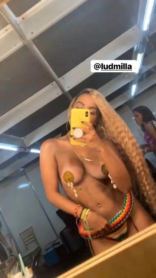 naked Anitta boobs