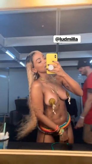 naked Anitta tits