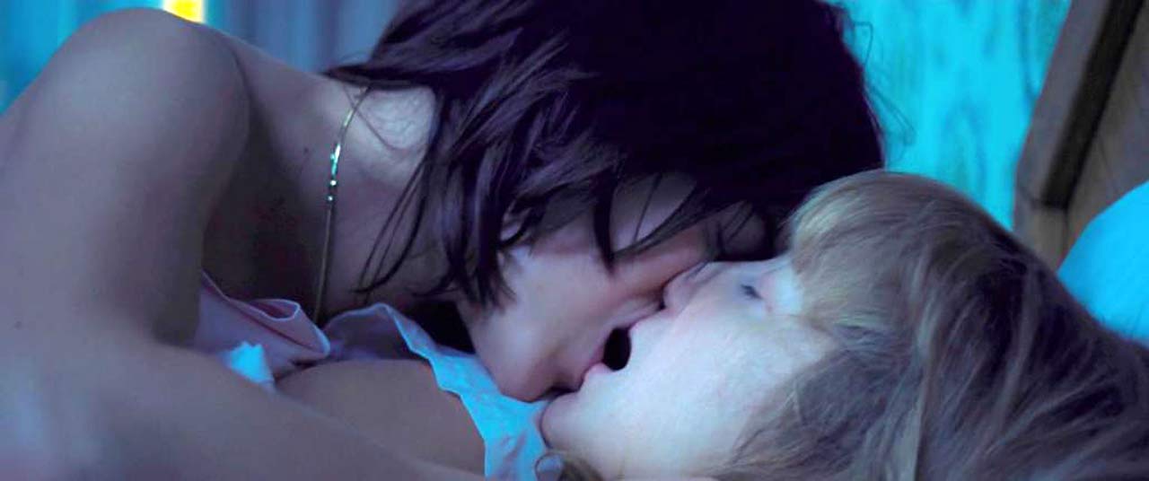 1280px x 536px - Andrea Riseborough & Emma Stone Lesbian Scene from 'The ...
