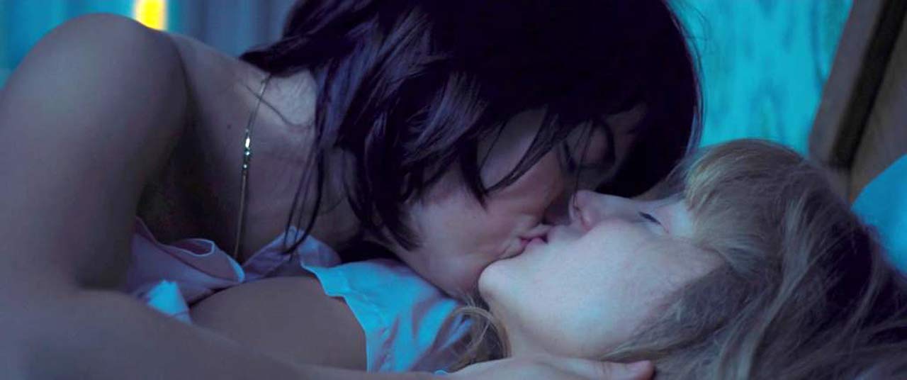 Andrea Riseborough & Emma Stone Lesbian Scene from 'The Battle of ...