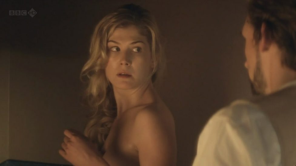 Rosamund Pike scena di nudo