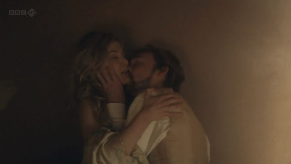 Rosamund Pike toppløs sex scen