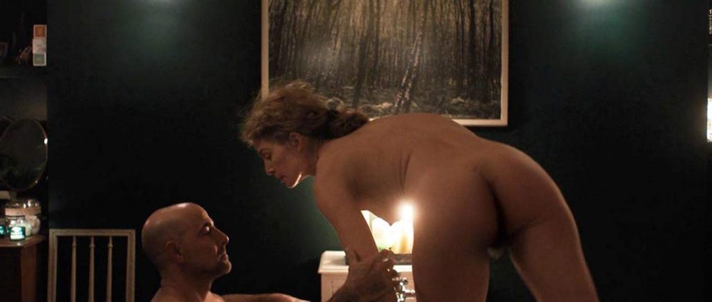 Rosamund Pike nude biust and ass