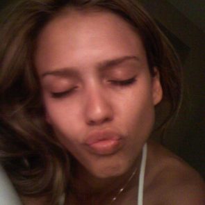 jessica alba kiss from the bed