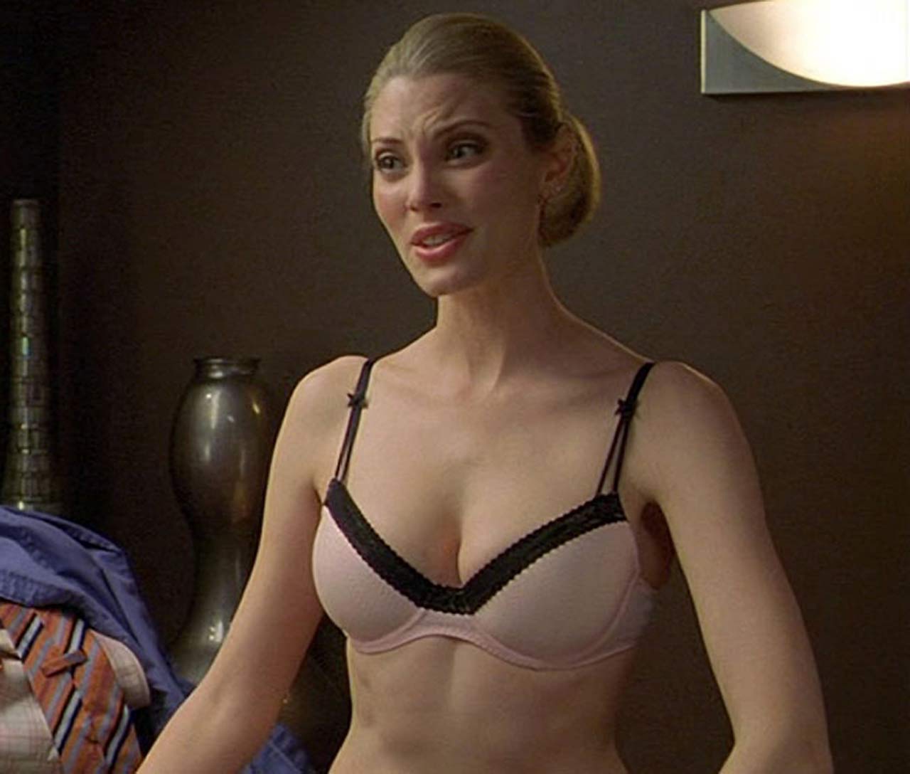 April Bowlby nude pics.