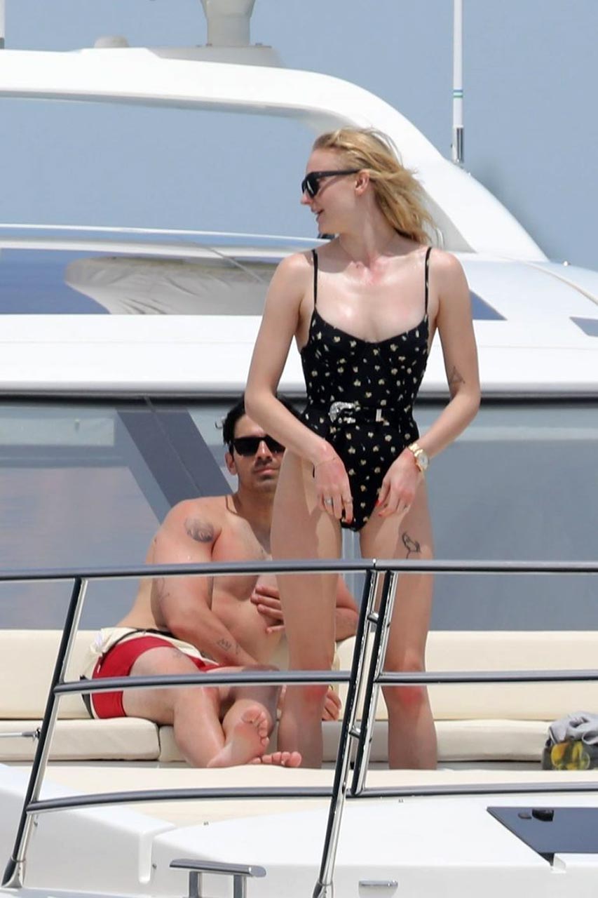 Sophie Turner Sexy On Paparazzi Pics From Mexico Scandal