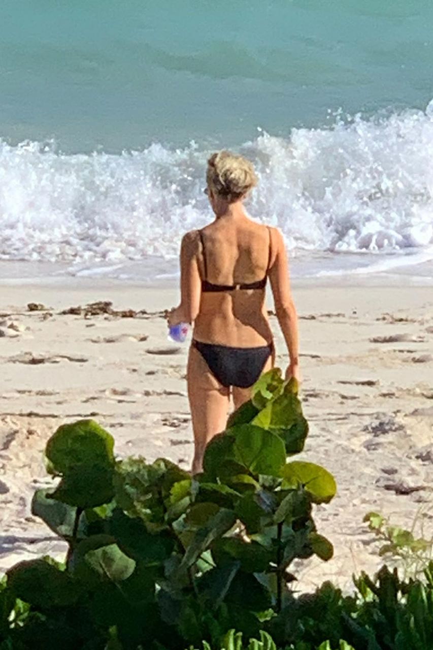 853px x 1280px - Megyn Kelly Bikini Pics from Bahamas - Scandal Planet