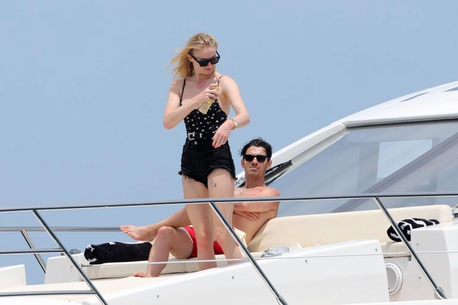 Sophie Turner Sexy On Paparazzi Pics From Mexico Scandal