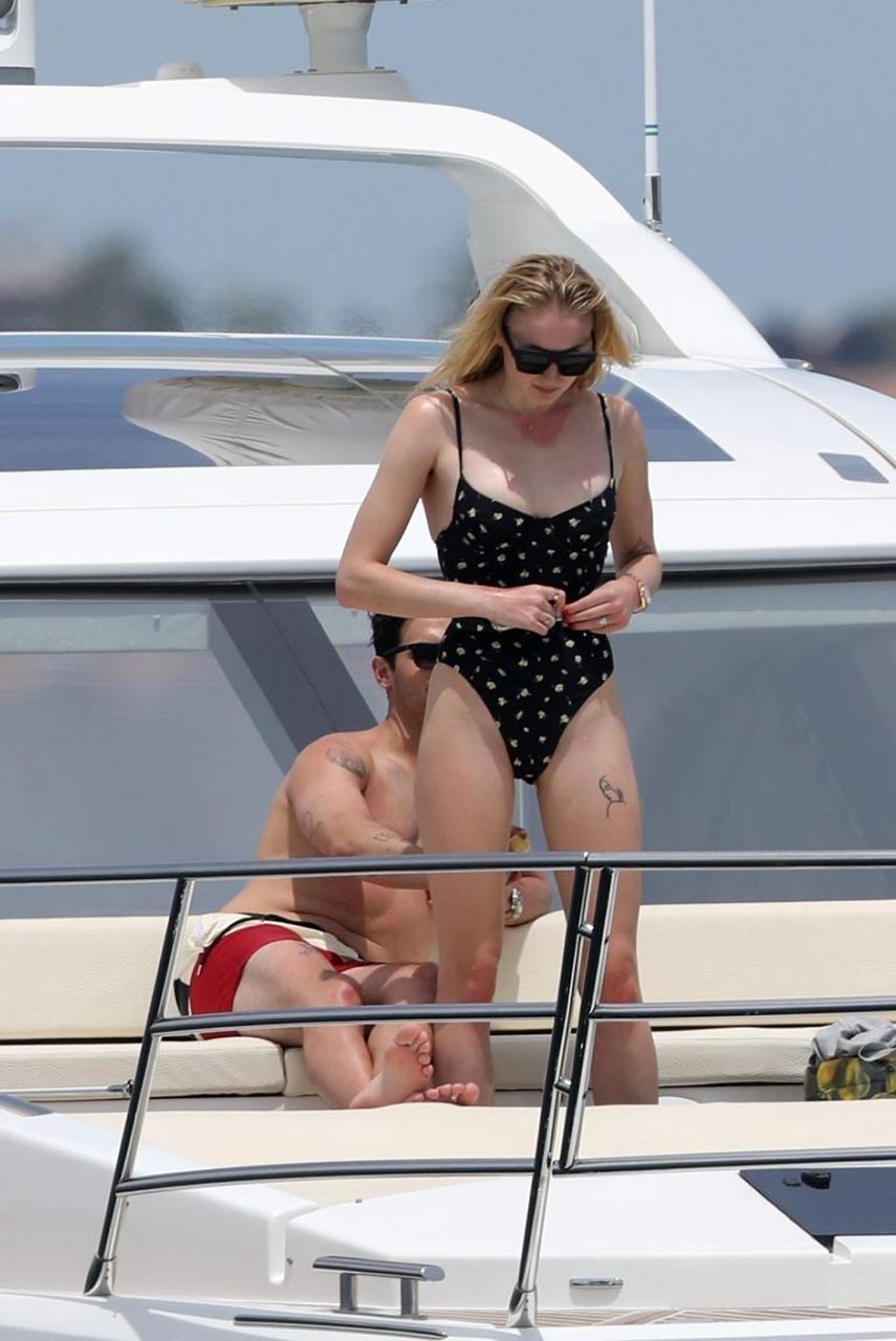 Sophie Turner Sexy On Paparazzi Pics From Mexico Scandal