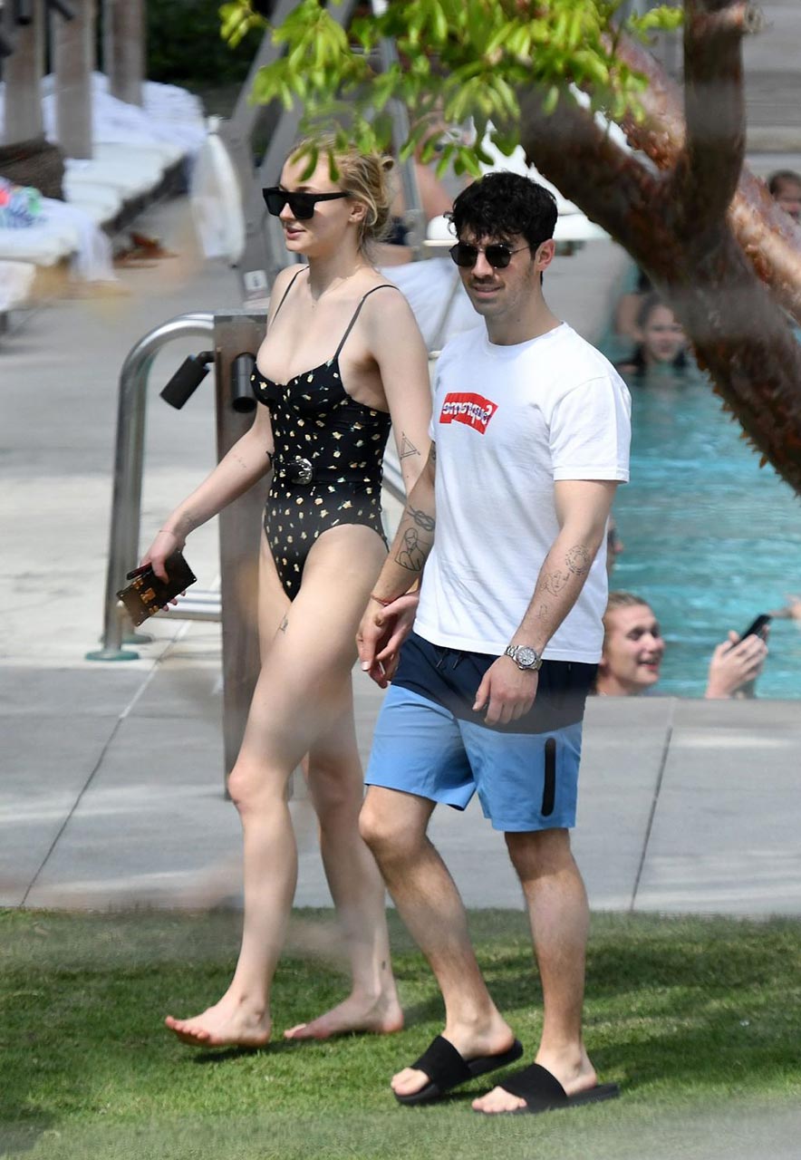 Sophie Turner Sexy On Paparazzi Pics From Mexico Scandal Planet