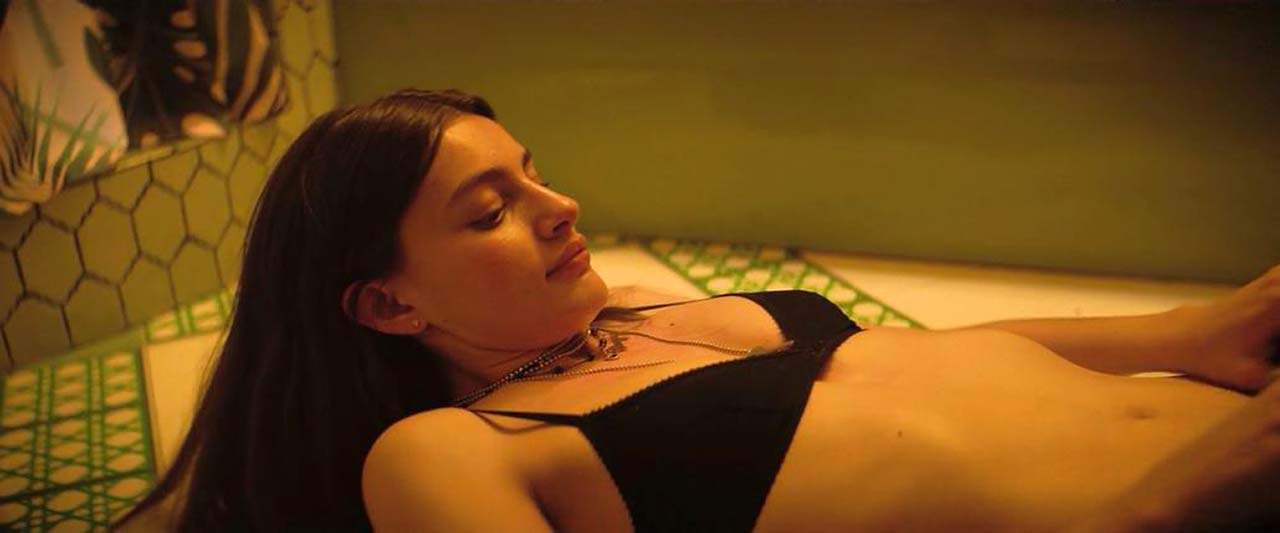 1280px x 533px - Kaitlyn Dever & Diana Silvers Lesbian Scene from 'Booksmart ...