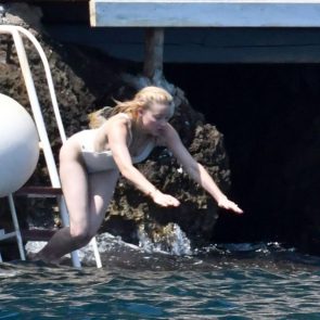 Amber Heard jumping