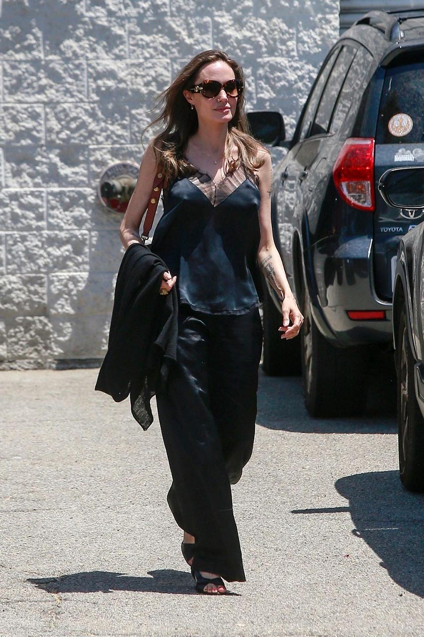 Angelina Jolie Braless Nipple Pokies In Black Top