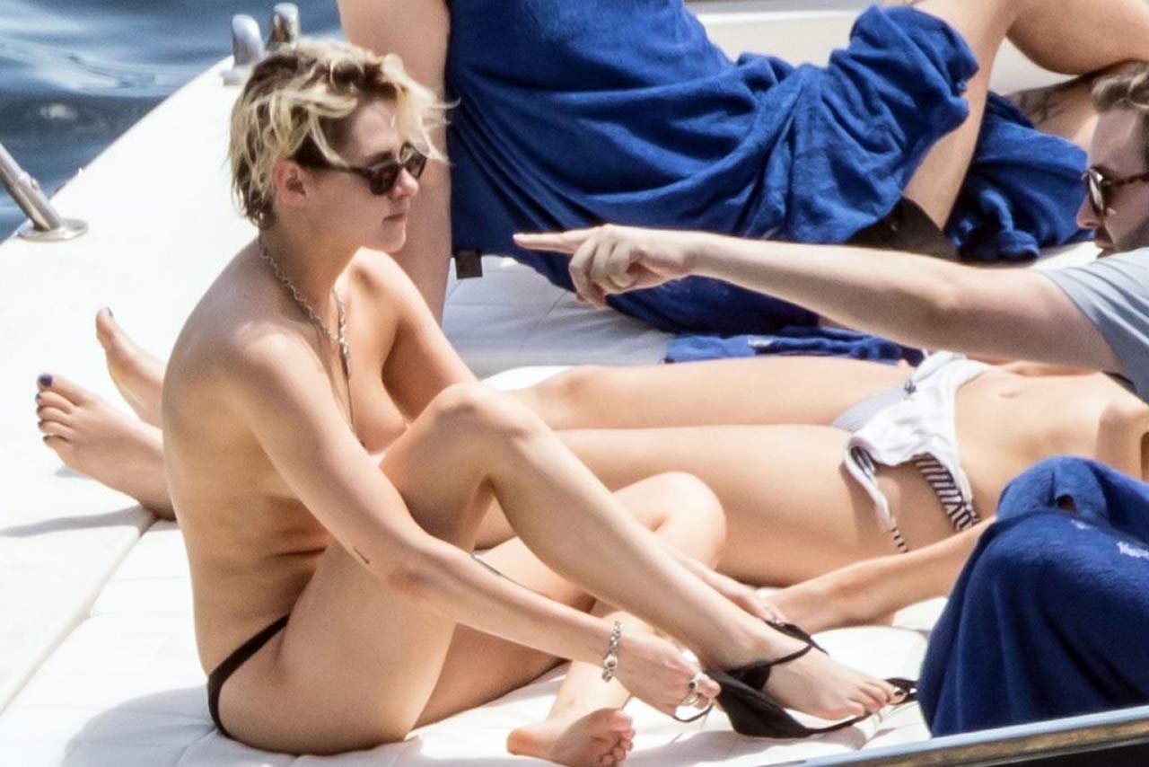 Kristen Stewart And Stella Maxwell Nude