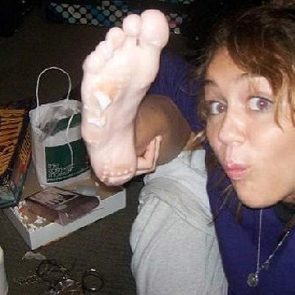 Miley Cyrus feet showing