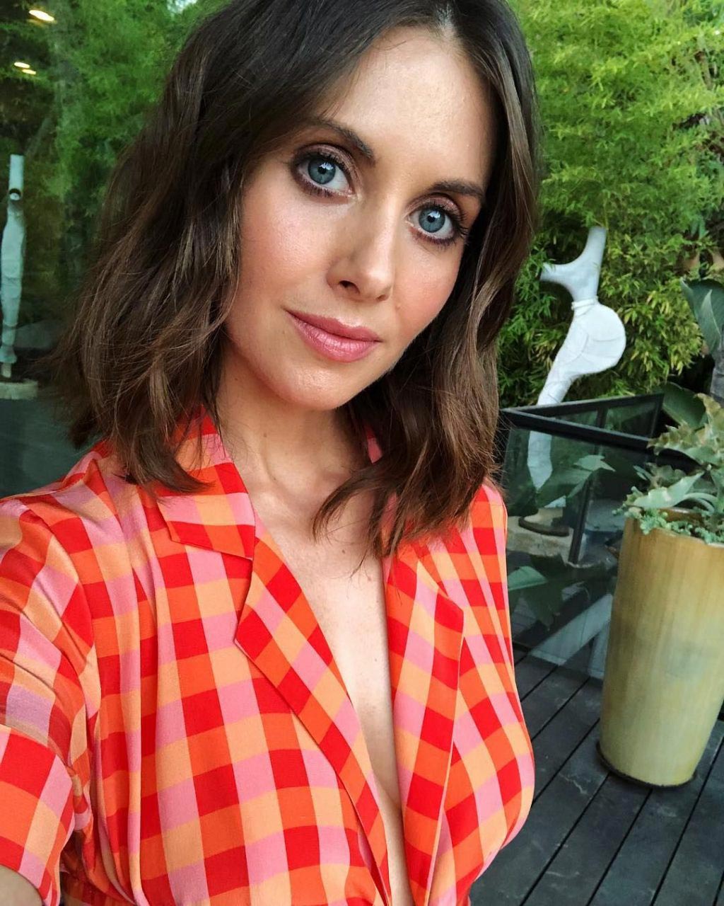 Check out one of our most popular leaked celebrity, Alison Brie hot pics ga...