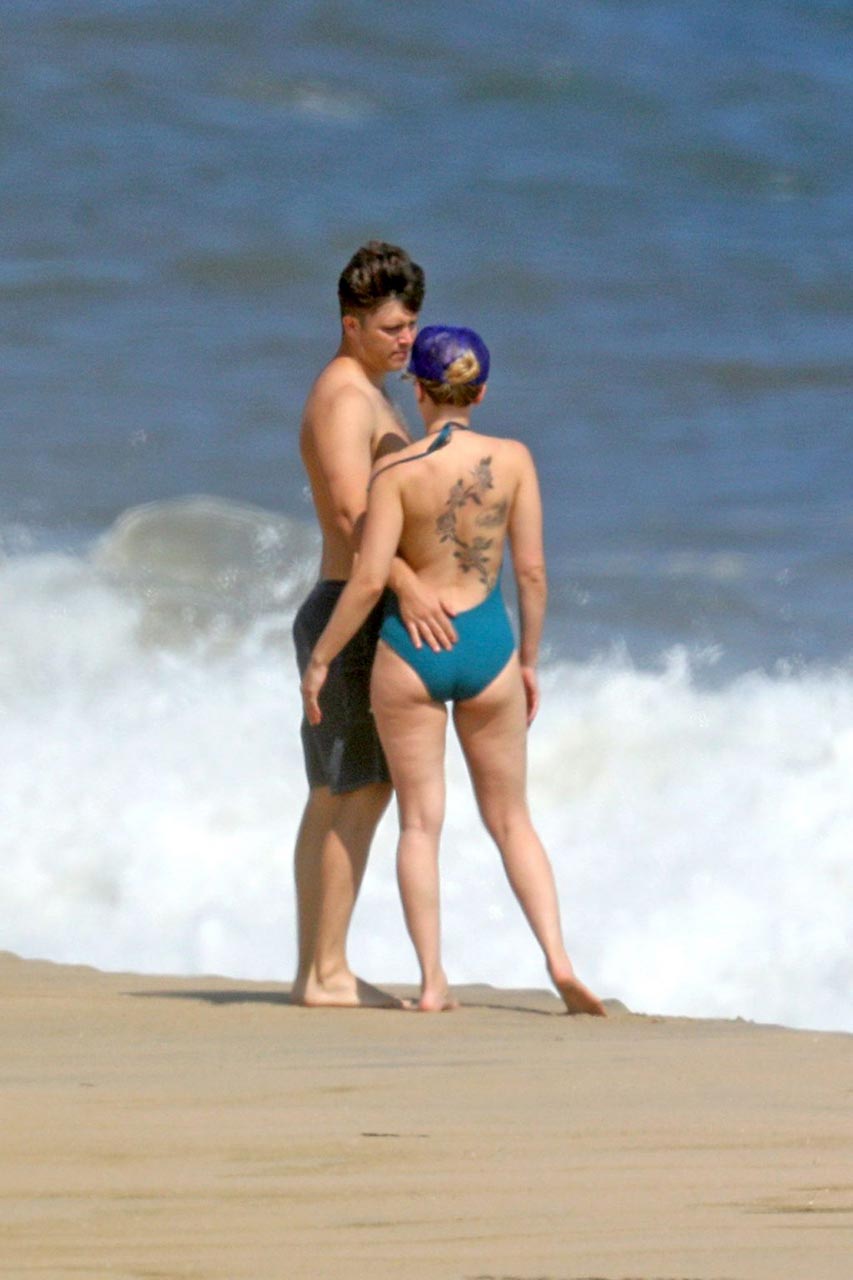 Scarlett Johansson Bikini Pics With Colin Jost Scandal Planet