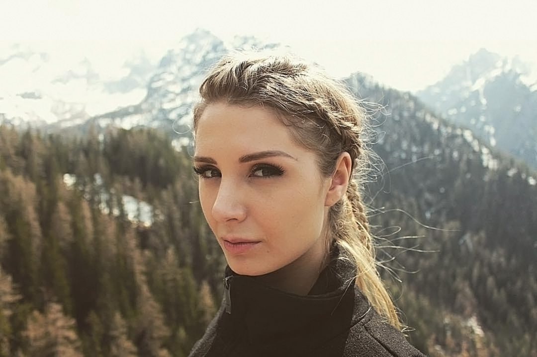 Hot blonde Canadian Lauren Southern showed us her feet and cleavage too man...
