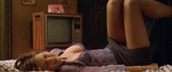 Jennifer Aniston Cleavage in Forced Scene from 'Derailed' .