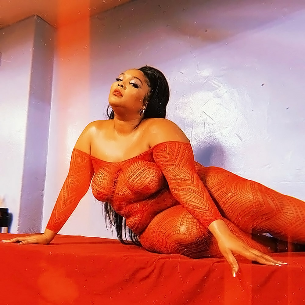 Lizzo Nude and Sexy Pics.