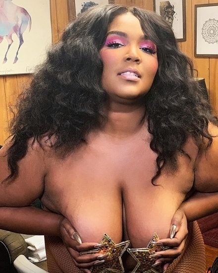 lizzo holding her tits