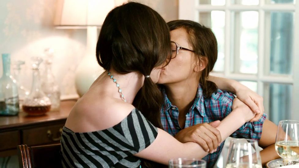 Rashida Jones lesbian kiss