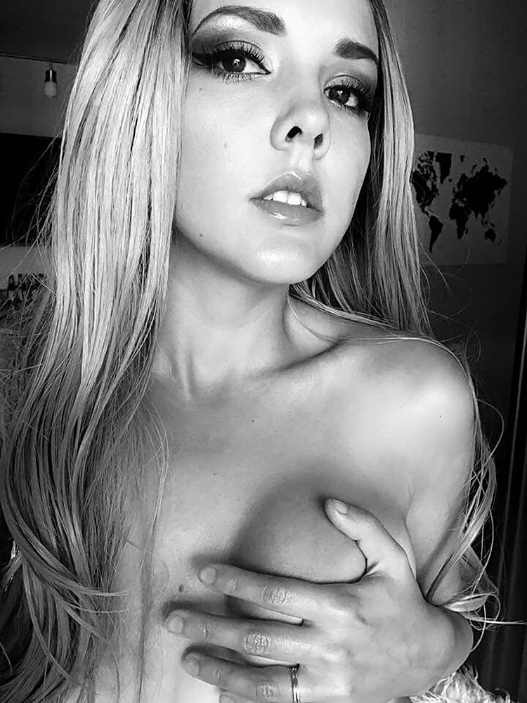 Darshelle Stevens nude & topless pics.