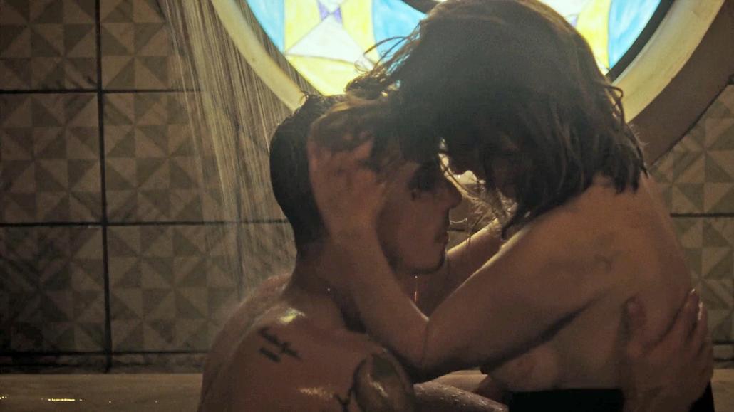 Sexy Kate del Castillo nude is seen sitting in a bathtub with a guy. 