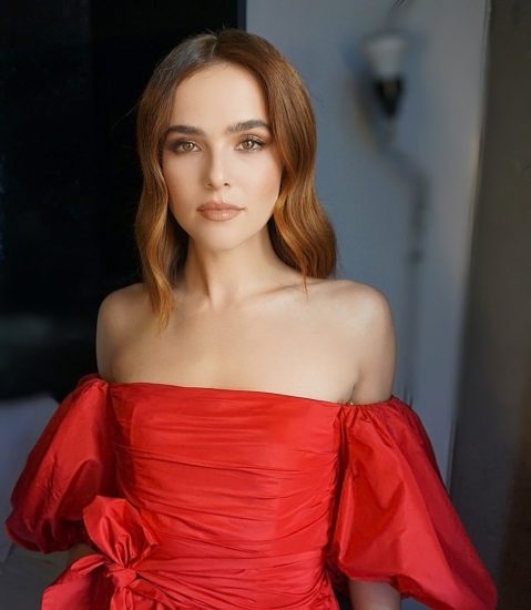 Zoey Deutch Nude & Sexy Pics And Topless Sex Scenes 36