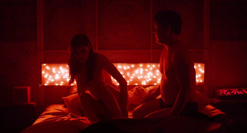 Alexandra Daddario NUDE Pics and Topless Sex Scenes 18