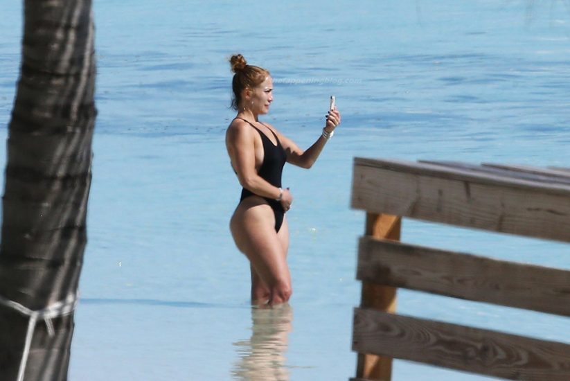 Jennifer Lopez Nude Pics and Naked Sex Videos 117