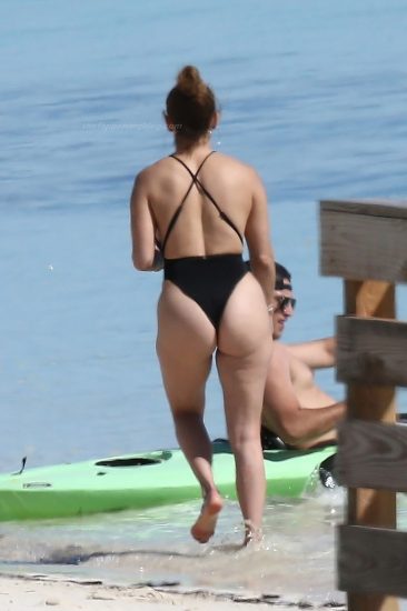 Jennifer Lopez Nude Pics and Naked Sex Videos 99