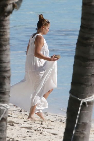 Jennifer Lopez Nude Pics and Naked Sex Videos 91