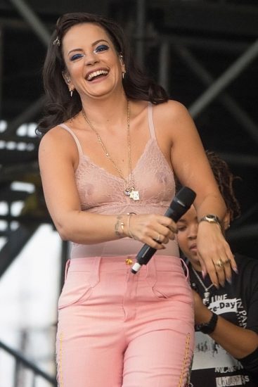 Leaked Lily Allen Flashing Her Sweet Tits After Performing At