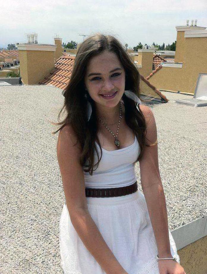 Mary Mouser Sexy Tits and Ass Photos Collection.