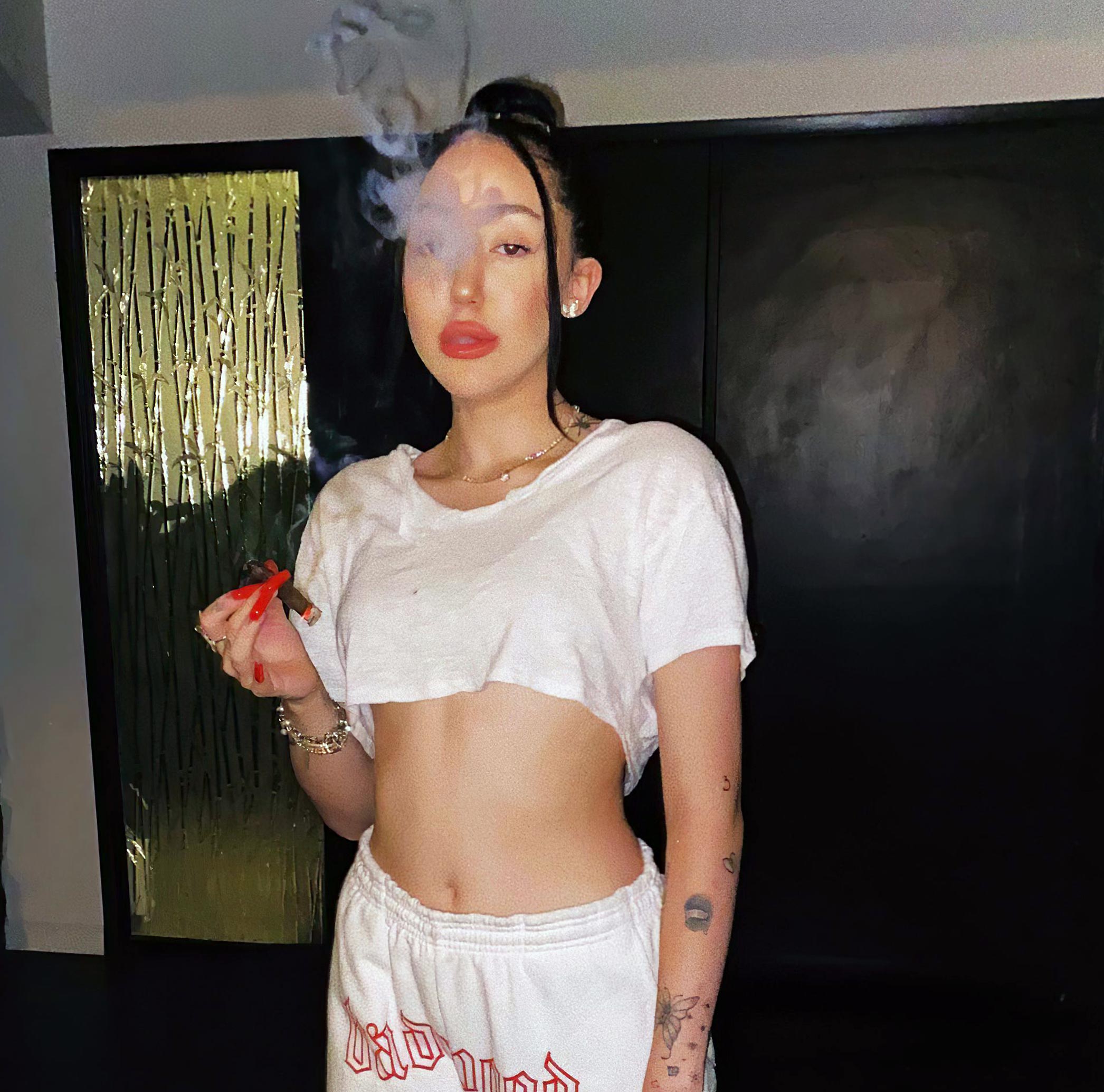 New Noah Cyrus Hot Pictures.