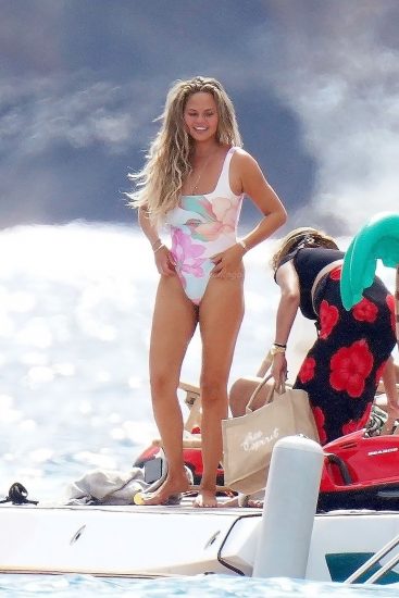Chrissy Teigen Nude & Topless ULTIMATE Collection 98