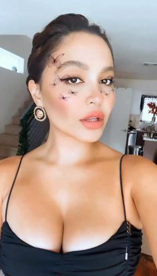 Tits Hudgens Sexy Stella Her Shows Off Sexy