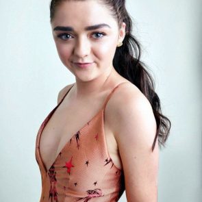 Maisie Williams Nude and Hot Pics & Porn Video [2021] 64